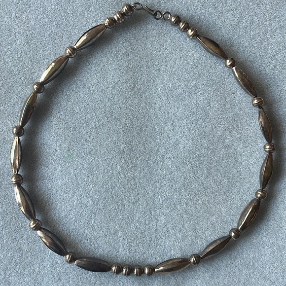 2 Necklaces - one with coral colored beads other in silver tone metal - Picture 4 of 4